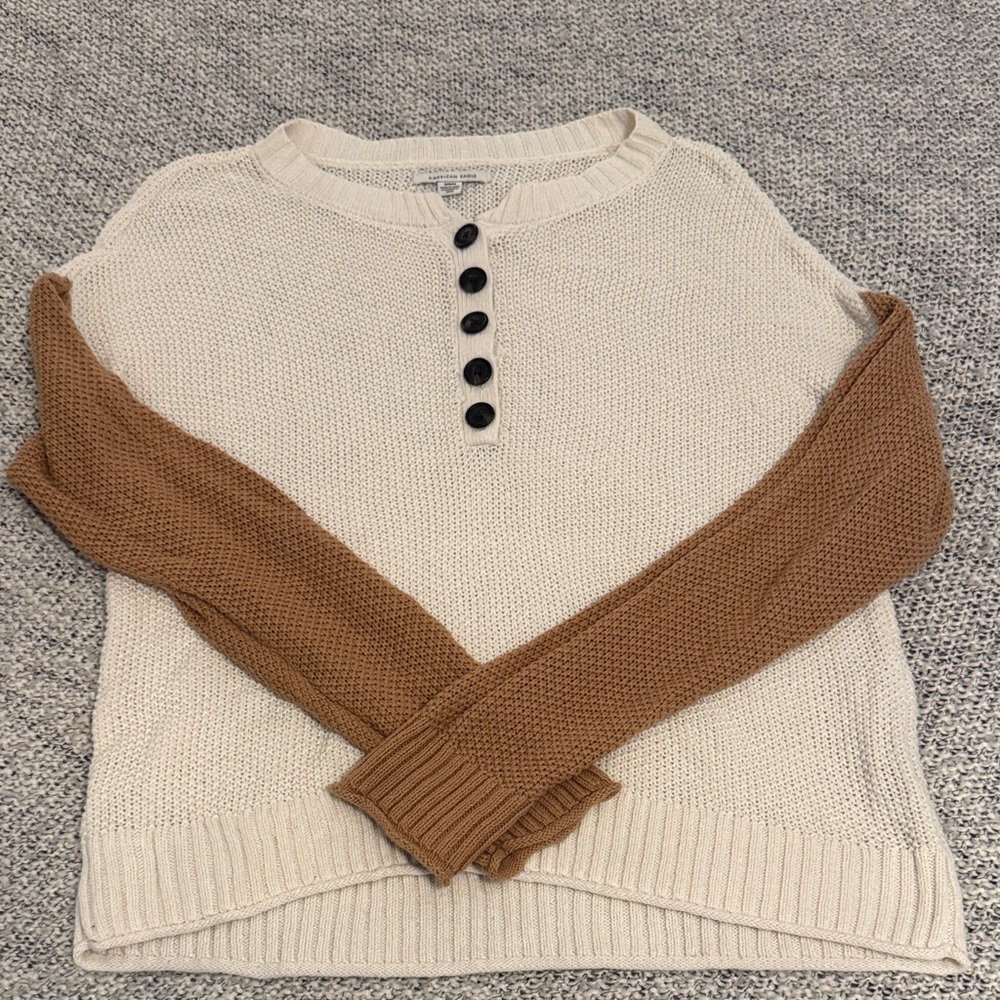 American Eagle Cream & Tan Colorblock Henley Sweater – Size Medium
